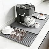 Détails de conception bien pensés : le rebord surélevé autour de la zone du porte-tasse dirige l'écoulement de l'eau, tandis que le bac d'égouttage incliné accélère le drainage. Le tapis pour machine à café est léger et pliable pour un rangement compact.
