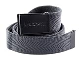 Dieser LACOSTE Gürtel im durchsichtigen Etui eignet sich hervorragend als Geschenk. Der Gürtel verleiht Ihrem Outfit etwas ganz Besonderes und macht ihn zum Lieblingsaccessoire. Weite 90