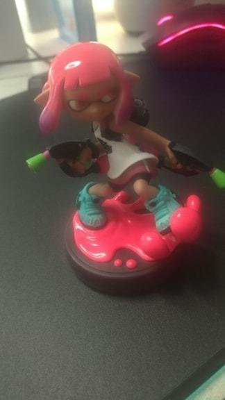 Figurine fille inkling rose neon. Amiboo. Collection splatoon - Jeux vidéo