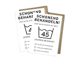 WBdesignz Juego de 2 tarjetas de felicitación para 45 años de aniversario de trabajo, divertidas tarjetas 'Schonend behandeln - seit 45 Jahre im Dienst', con sobres DIN A6 (juego de 2, 45 años de