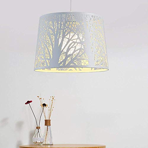 Éclairage suspension minimaliste blanc pour illuminer un salon sombre