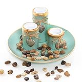 Juego de portavelas decorativo para colocar sobre un cuenco decorativo redondo adornado con pequeñas piedras decorativas. Color: turquesa, dorado. Los tres portavelas están decorados con un corazón plateado.