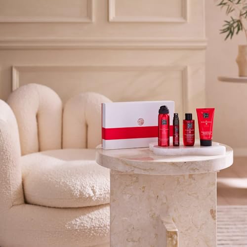 Pflegende Körperprodukte mit indischer Rose und Süßmandelöl für zarte Haut.