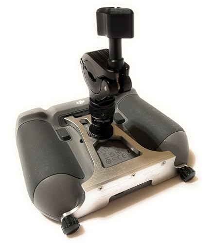 In attesa di brevetto: unico sistema di montaggio a quattro punti di ancoraggio progettato da ColMount per fissare in modo affidabile il controller drone RC 2 a qualsiasi supporto da 1/4-20. La robusta piattaforma di montaggio è realizzata in alluminio e distribuisce ugualmente il carico attraverso il dispositivo per garantire che non si crepa o si rompa completamente dallo stress su uno o due punti non progettati per gestire il carico a mani libere in ambienti difficili.