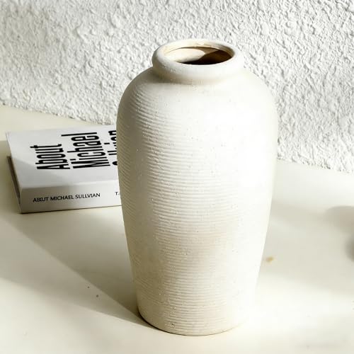 Vase en céramique rustique pour embellir une chambre à coucher
