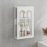 Portes vitrées transparentes à rayures verticales pour une visibilité optimale du contenu : Les portes de ce meuble en verre transparent à fines rayures verticales permettent un accès facile et rapide aux objets rangés, tout en apportant une touche d'élégance à son design épuré.