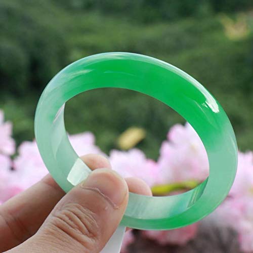 Bracelet jonc en jade vert : le bijou en pierre naturelle pour sublimer un poignet nu