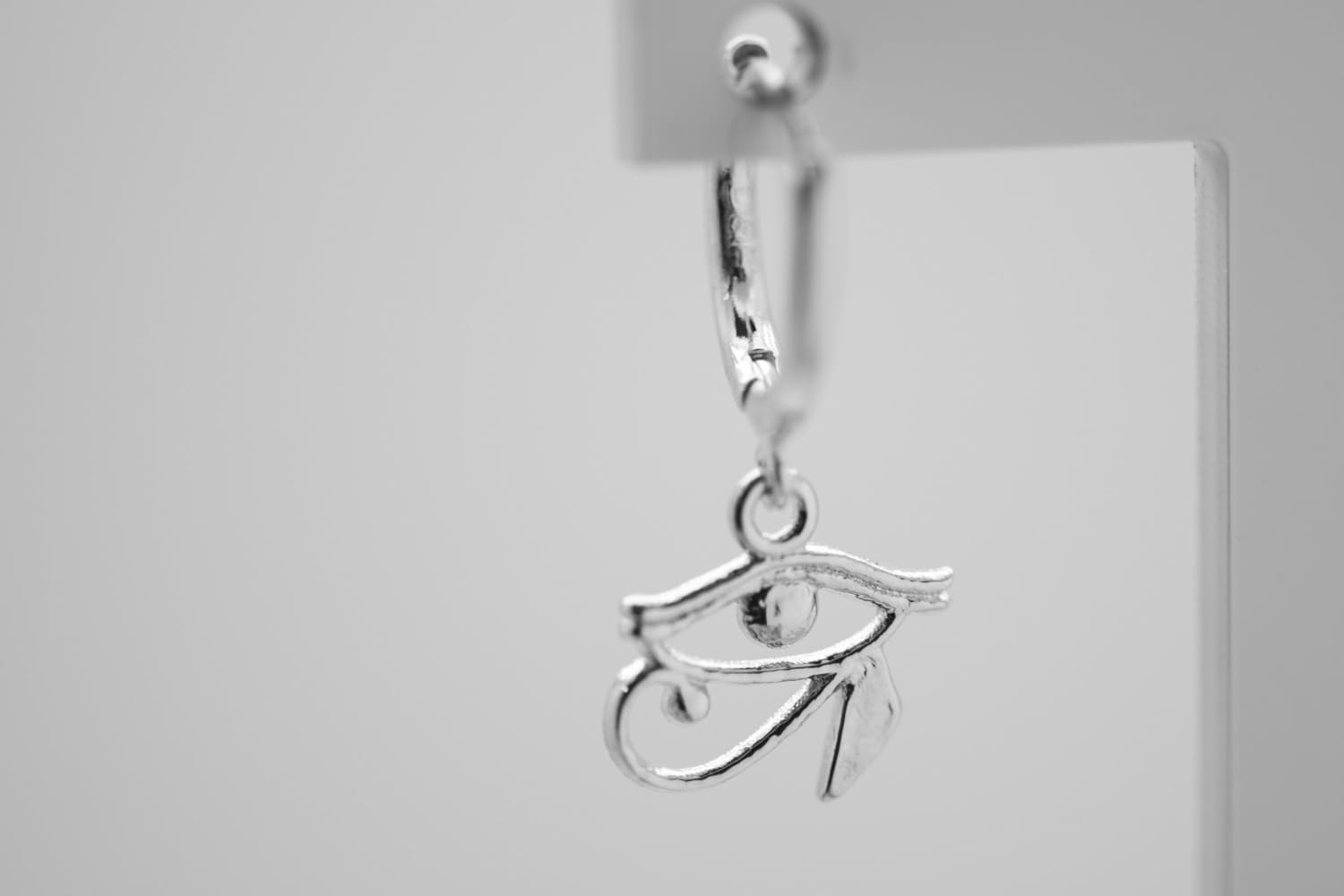 Pendientes de Plata de Ley 925 con cierre de Aro - Ojo de Horus del Antiguo Egipto (12 mm x 9 mm de pieza + 13 mm de cierre)