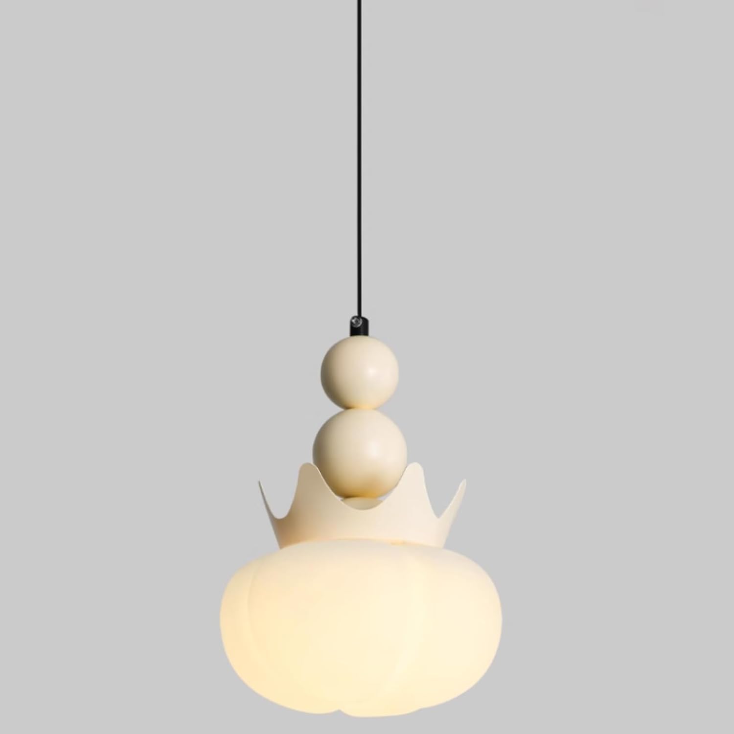 Lámpara colgante pequeña y moderna con luz tenue para crear un dormitorio confortable