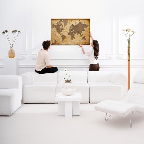 Dekorative Wanddekoration im Wohnzimmer mit einer Weltkarte für Reiseplanungen.