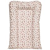 Confort moelleux pour les changes quotidiens : Ce matelas à langer Babycalin Flocons de 50 x 70 cm offre un espace moelleux et confortable pour le change de bébé dès la naissance. Sa structure rembourrée procure un soutien doux et sécurisant qui aide à apaiser bébé pendant les moments de soin, rendant chaque change plus agréable pour votre tout-petit.
