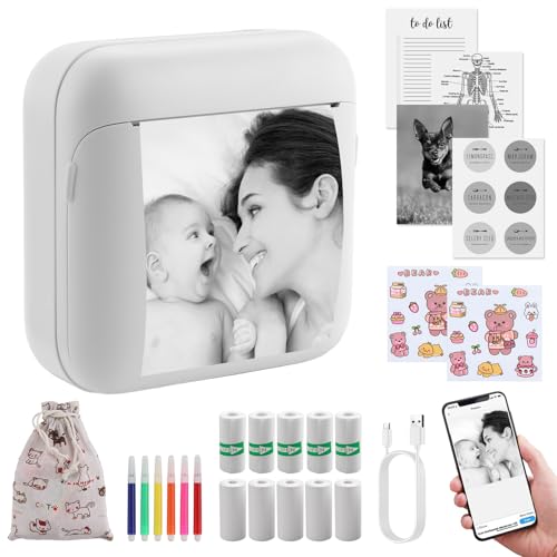 Pacchetto Completo con 10 Rotoli di Carta e Accessori Creativi: La Confezione Include 5 Rotoli di Carta Termica + 5 Rotoli di Carta Adesiva, Ideali per Note, Etichette, Diario, Scrapbooking e Organizzazione Domestica. Troverai Anche 6 Pennarelli Acquerellabili, 2 Sticker Decorativi e Una Borsa di Trasporto, Così Hai Tutto Ciò Che Serve per Iniziare a Stampare e Creare Fin da Subito. Un Vero Set ''Tutto Incluso''