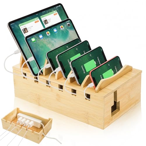 Station de charge en bambou au salon pour organiser les iPad de la famille