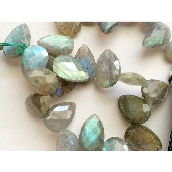 Labradorite naturelle perle poire facettée aux reflets bleus intenses