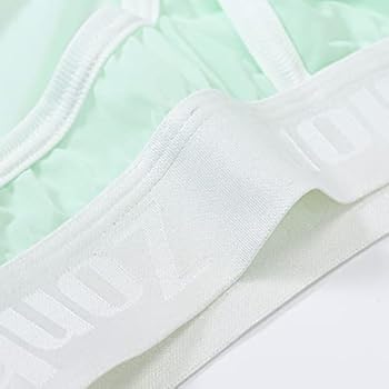 Stol ostidagi ayolni yalaydi