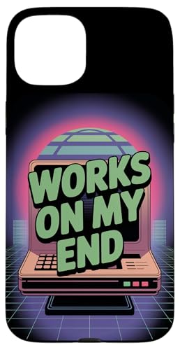 Works on My End ? Programmer Funny PC Error Retro Graphic �X�}�z�P�[�X iPhone 15 Plus �p