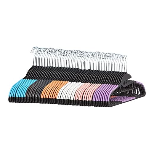 Amazon Basics - Perchas de plástico antideslizantes para ahorrar espacio con 10 pinzas de dedo, 6 colores, 60 unidades