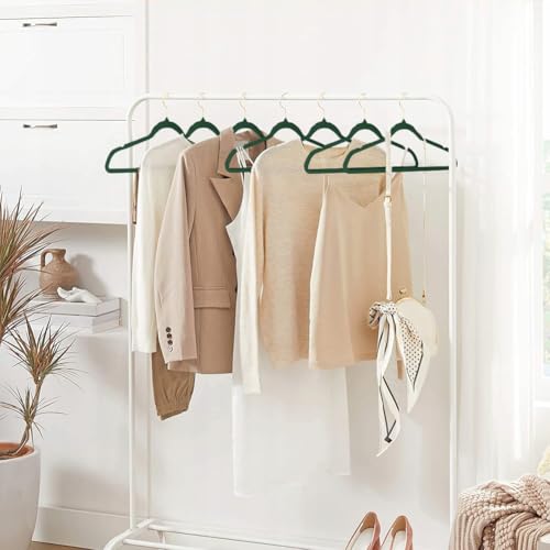 Stormix 22er-Pack Kleiderbügel aus Samt, 17,3 x 8,9 Zoll, rutschfeste Kleiderbügel mit Schulterkerben für Erwachsene, Dunkelgrün (Goldhaken)