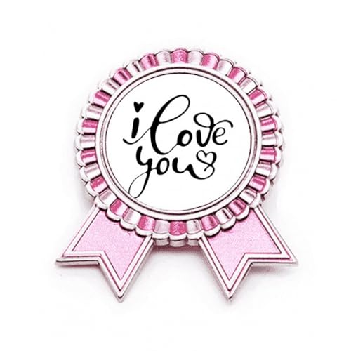 Broche cœur rose en métal sur un manteau pour une touche romantique au quotidien