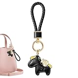 Bénédictions Équestres : Conçue pour attirer les bons vœux et la chance, cette breloque Année du Cheval est à la fois un accessoire stylé et un charme significatif. Elle est parfaite pour être offerte ou portée lors de joyeuses célébrations.