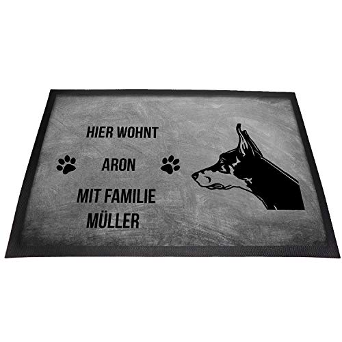 Tierisch-tolle Geschenke Dobermann Fußmatte mit Namen für innen & außen | Hier wohnt (Name1) mit Familie (Name2) | rutschfest | Waschbar | Fussmatte personalisiert | (Grau)