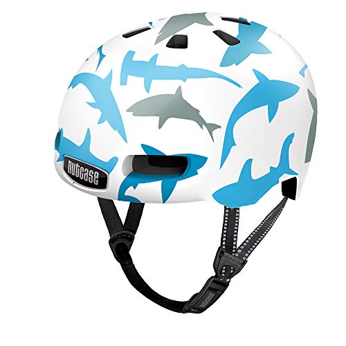 Casco Nutcase Nutty Baby Shark para evitar golpes en paseos infantiles de patinete