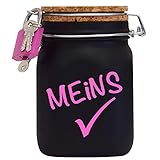 INHALT – Glas-Spardose 16 x 10 x 10 cm entspricht 1 Liter Volumen, Korkdeckel mit Sparschlitz, Vorhängeschloss mit 3 Schlüsseln. Bei einer Spardose zum selber beschriften erhältst du zusätzlich eine Markenkreide. Feuchte die Kreide für eine bessere Beschriftung leicht an. Für die Reinigung eignet sich normales Wasser.