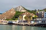 adrium Cuadro acrílico 50 x 30 cm: edificios de apartamentos en la orilla del mar cerca de las colinas de arenisca en la ciudad de Balchik en la costa del Mar Negro. (82248337)