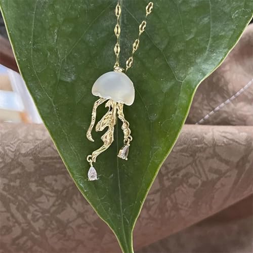 Cadeau bijoux pour elle avec ce collier méduse opale au style unique