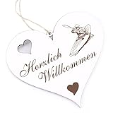 DETAILS: Das Herzlich Willkommen Herz ist aus Holz (HDF) gefertigt, ist ca. 13cm x 12cm groß und wiegt etwa 41g. Das Juteband zum Aufhängen ist bereits an Ihrem Türschmuck angeknotet. Sie brauchen es nur noch an den Hauseingang bzw. an die Eingangstür hängen