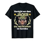 Du bist Jäger und ständig im Wald auf der Suche nach dem nächsten Wildschwein? Dann ist dieses witzige Keiler Jäger Outfit perfekt. Es ist der Spruch Vorsicht vor dem Jäger, dass Wildschwein ist harmlos und ein Keiler mit Jägerhut zu sehen.