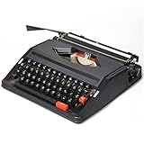 【REMARQUE】Cette machine à écrire vintage est fabriquée à la main. Afin d'obtenir l'effet antique, certaines taches de rouille, taches de sueur évidentes et poussière d'imitation sur le produit sont intentionnelles et ne représentent pas des problèmes de qualité ou des produits anciens.