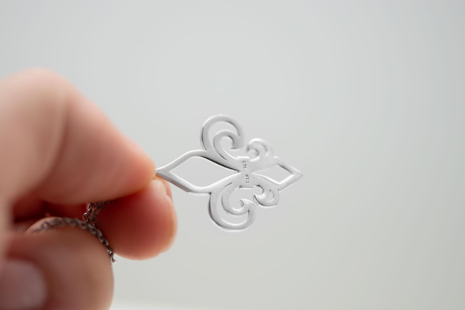 Colgante troquelado en Plata 925 - Flor de Lis (20 MM o 30 MM)