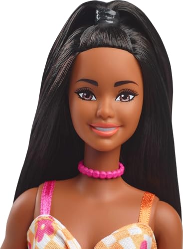 Barbie Fashionistas Poupée Printemps aux cheveux noirs, vêtue d’une robe midi à fleurs roses et à carreaux orange, d’un collier et de sandales, HYT91