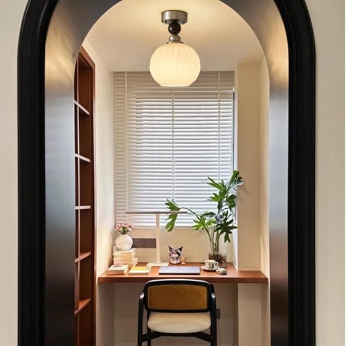 Lámpara para dormitorio minimalista que soluciona techos bajos con estilo 3
