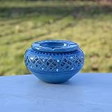 Ce cendrier décoré à la main par un artisan Tunisien à l'aide d'une aiguille, apporte une touche d'originalité et de gaïeté sur votre table ou votre bureau ou même un petit mur devant votre porte ou dans le jardin. - Diametre : 13 cm- Hauteur : 7 cm Passe au lave vaisselle Cendrier en 2 parties : 1 base pour récupérer cendres et mégots, et 1 couvercle qui empêche les cendres de s'envoler et les odeurs de se propager dans votre pièce. Existe en plusieurs tailles et en plusieurs modèle et couleu