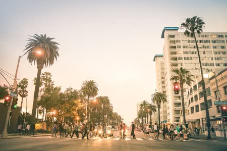 Cuadro de madera de 50 x 30 cm: lugareños y turistas que cruzan cebra después del atardecer y caminar por Ocean Ave en Santa Mónica, lleno de gente(65595129)