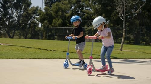 Razor Jr. Lil’ Kick – 3-Wheel Kick Scooter for Younger Children (Ages 3+), Max Rider Weight 44 lb (20 kg)2