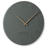 Die Uhr ist aus ökologischer und sehr harter HDF-Platte gefertigt (FORESCOLOR). Die Platte besteht aus Holzpartikeln, die in Fasern geschnitten und anschließend mit Harz und organischen Farbstoffen verfeinert werden. Nach der Trocknung wird die Platte bei hoher Temperatur und hohem Druck extrudiert. Dies führt zu einer hochdichten Platte, die bis zu 50% dichter ist als Massivholz.