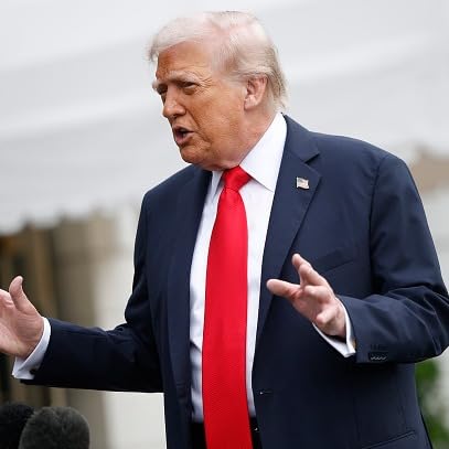 Do you buy Trump's reason for lowering flags for Charlie Kirk but not for Melissa Hortman? Podcast Por arte de portada