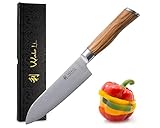 MESSEREIGENSCHAFTEN: Das Profi Santoku Messer mit edlem Holzgriff aus Olive hat eine Messerlänge von 31,00 cm und eine reine Klingenlänge von 17,00 cm. Dank des Damaststahls gefertigt aus 67 Lagen mit VG10 Kern, wird ein Klingenhärtegrad von 60±2 HRC erreicht. Dieses Profi-Küchenmesser ist und bleibt extra scharf.
