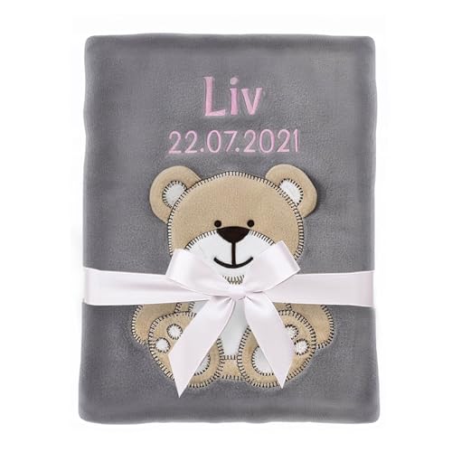 Cozy Racoon Babydecke bestickt mit Namen und Geburtsdatum | Weiche Kuscheldecke für Baby Jungen und Mädchen I Personalisiertes Geschenk zur Taufe, Geburt oder als Erstausstattung I Graue Decke mit Bär