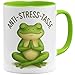 OM3&reg; Frosch Anti-Stress Kaffee-Tasse mit Spruch - lustige Keramiktasse Namaste-Motiv - Fr&ouml;schlein - Keramik Becher - 325ml - Beidseitig Bedruckt - Hellgr&uuml;n