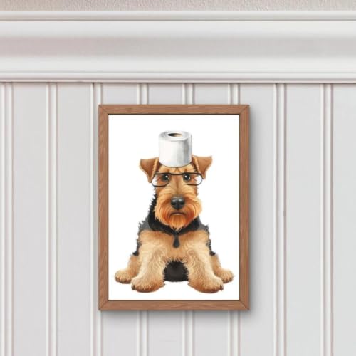 Déco toilettes tristes résolue avec l'affiche chien rigolo papier toilette