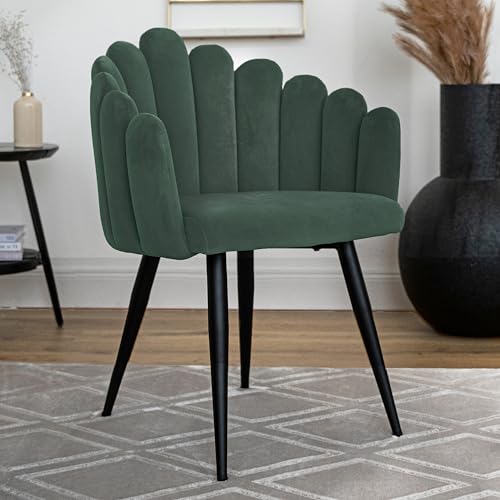 La sedia è un vero e proprio colpo d'occhio. Nonostante la sua semplice colorazione, lo schienale che ricorda una corona assicura che questa sedia attiri l'attenzione di tutti. Insieme al rivestimento vellutato e morbido emana un'aura glamour.