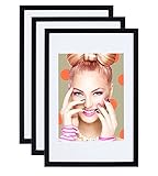 Hervorragende Qualität und langanhaltende Freude: Unsere hochwertigen Rahmen stehen für höchste Qualität. Sie bestehen aus erstklassigen Materialien, die den Schutz Ihrer Erinnerungen sicherstellen und ihre Bewahrung über die Jahre hinweg gewährleisten. Die schlanke Blockprofil-Konstruktion verleiht jedem Rahmen zeitlose Eleganz und betont so die Schönheit Ihrer Erinnerungen.