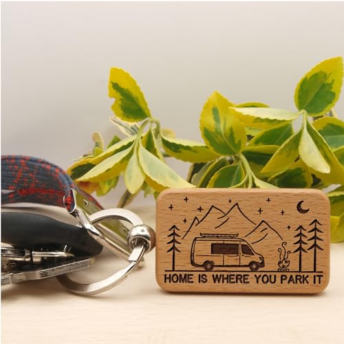 dekloaser24 - Schlüsselanhänger Home Is Where You Park It Bus VanLife Camping Caravan aus Buchenholz mit Wohnmobil und Bäumen - Ideales Accessoire für Camper