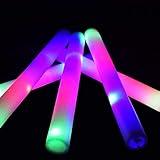 Botón de encendido/apagado y batería de larga duración: las barras LED intermitentes tienen una función de interruptor de encendido y apagado para ahorrar duración de la batería cuando no está en uso. Los colores de la luz incluyen rojo, azul y verde. Cada barra de luz LED de espuma contiene una variedad de modos de parpadeo adecuados para diferentes estados de ánimo y atmósferas. Las baterías son reemplazables.