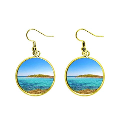 Pendientes de gota dorados de agua de mar ideales para looks de verano