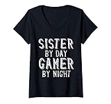 Photo Gallery donna sister by day gamer by night video - sister gift gamer girl maglietta con collo a v Photo Gallery donna sister by day gamer by night video - sister gift gamer girl maglietta con collo a v